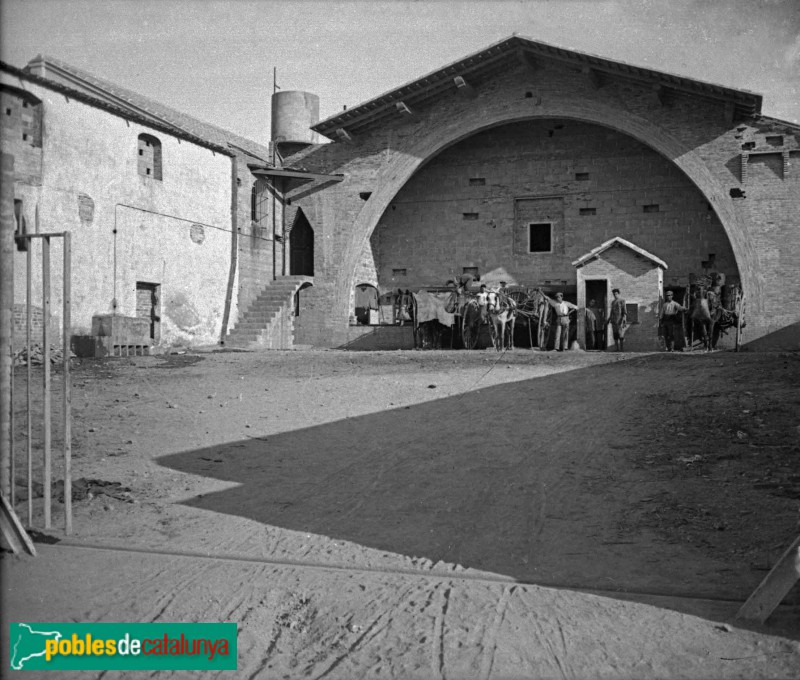 Cambrils - Antic celler del Sindicat Agrícola (Foto: Josep Vidal i Barraquer, anys 30) Cambrils - Antic celler del Sindicat Agrícola