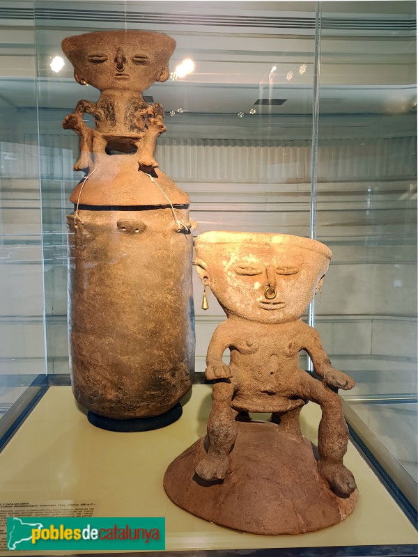 Urnes funeràries. Ceràmica i or. Cultura Tamalameque. Colòmbia. (200 aC - segle XVI) (Foto: Anna Corcoll, 2024) Urnes funeràries. Ceràmica i or. Cultura Tamalameque. Colòmbia. (200 aC - segle XVI)