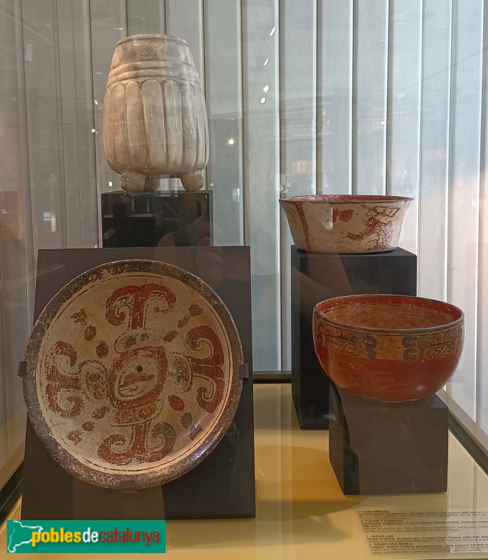 Vas i plats. Ceràmica pintada. Cultura Maia, Guatemala (300-900 dC) (Foto: Anna Corcoll, 2024) Vas i plats. Ceràmica pintada. Cultura Maia, Guatemala (300-900 dC)