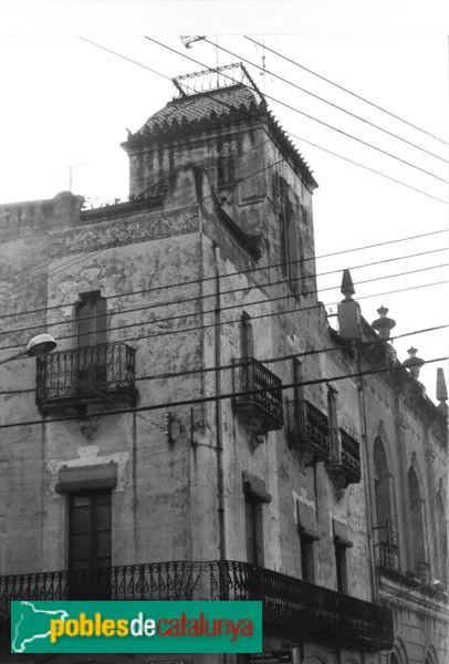 Llagostera - Casa Anton Domènech (Foto: <i>Ramon M. Castells -calaix.gencat.cat-</i>, 1982) Llagostera - Casa Anton Domènech