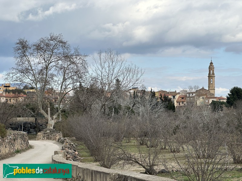 Alforja - Creu de Pedra, a mà esquerra i el poble, al fons (Foto: Albert Esteves, 2025) Alforja - Creu de Pedra, a mà esquerra i el poble, al fons