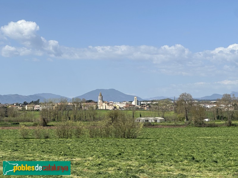 Fornells de la Selva - Panoràmica del poble amb l'església en primer pla (Foto: Albert Esteves, 2025) Fornells de la Selva - Panoràmica del poble amb l'església en primer pla