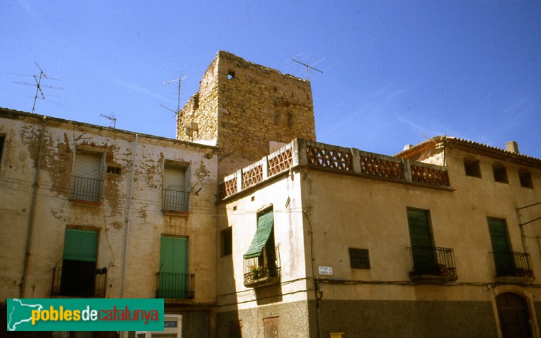 Vandellòs - Torre de Ca la Torre, abans de la restauració (Foto: <i>DGPC -calaix.gencat.cat-</i>, 1995) Vandellòs - Torre de Ca la Torre, abans de la restauració