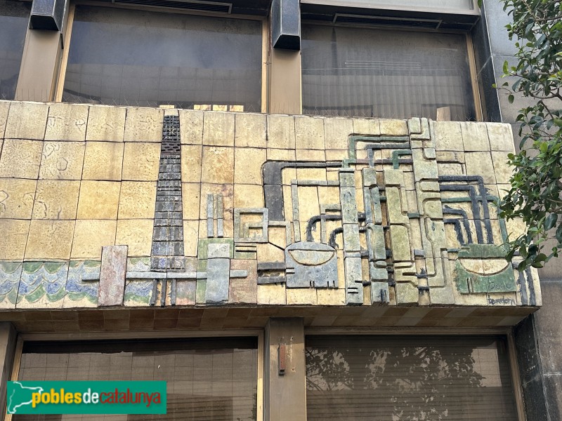 Tarragona - Edifici Caixa Tarragona. Mural ceràmic de Julio Bono (Foto: Albert Esteves, 2025) Tarragona - Edifici Caixa Tarragona. Mural ceràmic de Julio Bono
