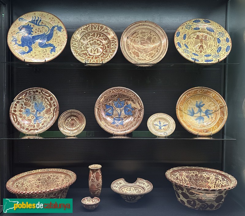 Blioteca-Museu Víctor Balaguer - Plats, gerros i altres objectes de ceràmica dels segles XVII al XIX (Foto: Albert Esteves, 2025) Blioteca-Museu Víctor Balaguer - Plats, gerros i altres objectes de ceràmica dels segles XVII al XIX