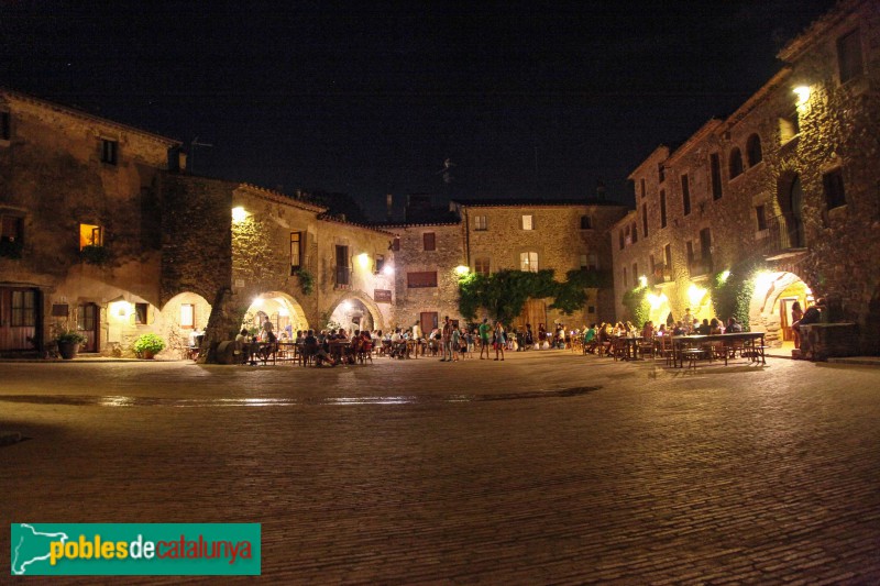 Monells - Plaça Major a la nit (Foto: Jordi Tarrés, 2025) Monells - Plaça Major a la nit