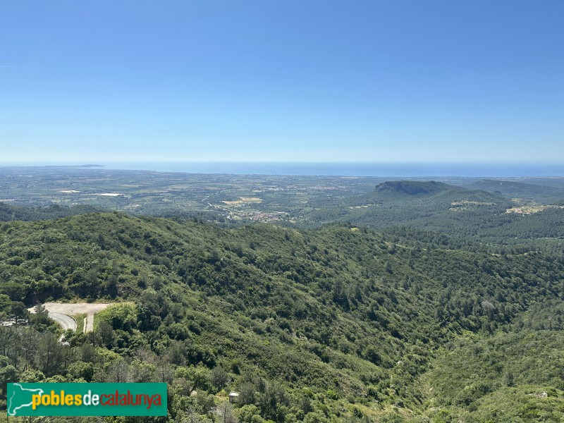 Monestir d'Escornalbou. Panoràmica des de la mansió d'Eduard Toda (Foto: Albert Esteves, 2025) Monestir d'Escornalbou. Panoràmica des de la mansió d'Eduard Toda