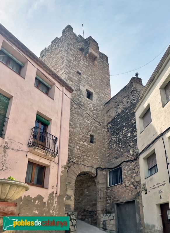 Pratdip - Torre de Cal Capet i Portal (Foto: Albert Esteves, 2025) Pratdip - Torre de Cal Capet i Portal