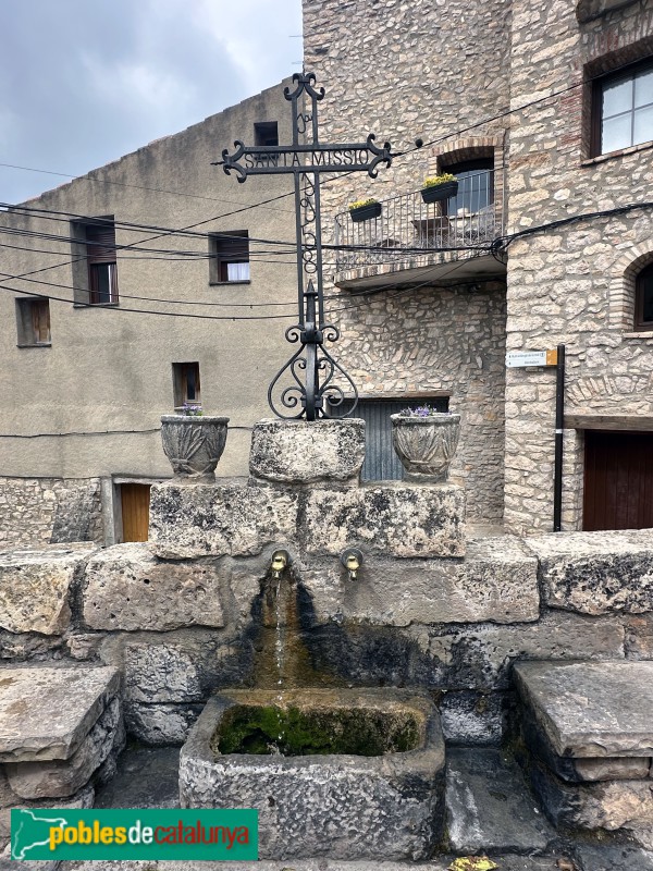Capafonts - Nucli antic. Font i creu de la Santa Missió