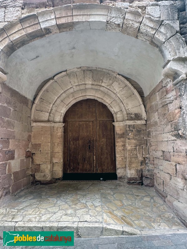 Prades - Església de Santa Maria. Porta falsa (Foto: Albert Esteves, 2025) Prades - Església de Santa Maria. Porta falsa