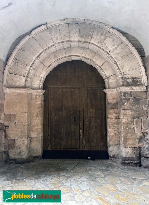 Prades - Església de Santa Maria. Porta falsa (Foto: Albert Esteves, 2025) Prades - Església de Santa Maria. Porta falsa