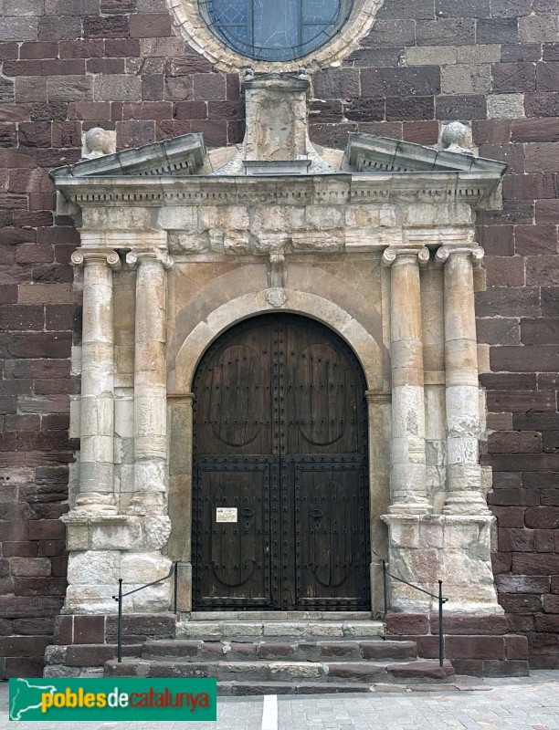 Prades - Església de Santa Maria. Portada (Foto: Albert Esteves, 2025) Prades - Església de Santa Maria. Portada