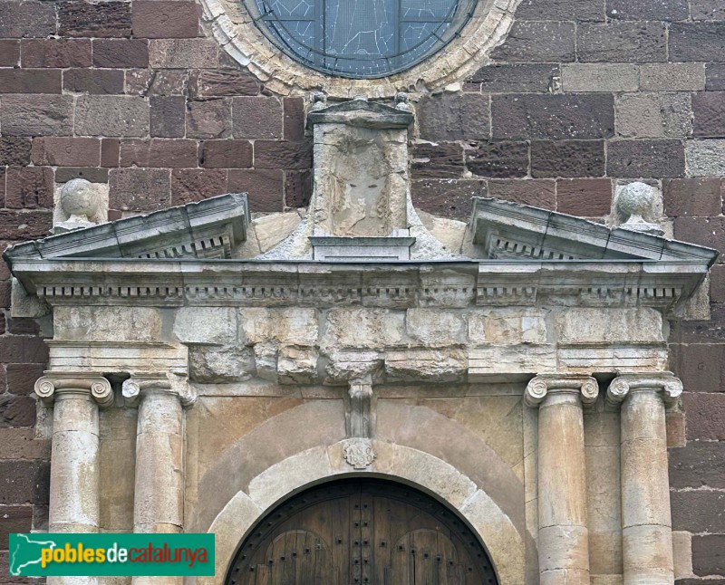 Prades - Església de Santa Maria. Portada (Foto: Albert Esteves, 2025) Prades - Església de Santa Maria. Portada