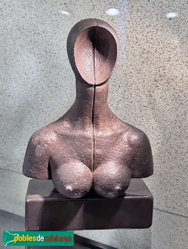 El Vendrell - Museu Deu. Josep M. Subirachs. Figura femenina. Bronze (Foto: Albert Esteves, 2025) El Vendrell - Museu Deu. Josep M. Subirachs. Figura femenina. Bronze