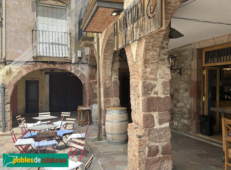Prades - Porxos de la plaça Major (Foto: Albert Esteves, 2025) Prades - Porxos de la plaça Major