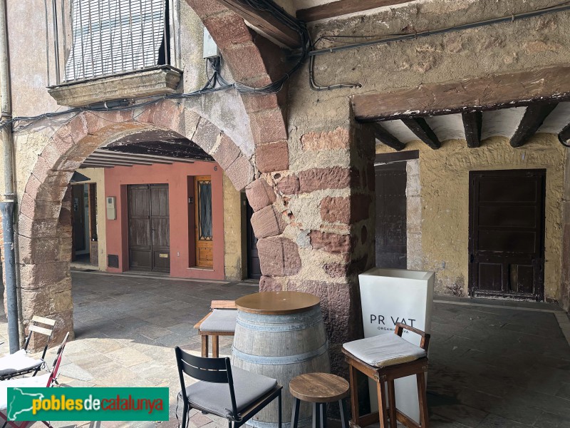 Prades - Porxos de la plaça Major (Foto: Albert Esteves, 2025) Prades - Porxos de la plaça Major