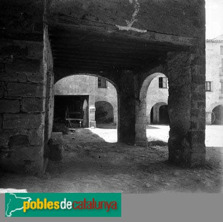 Prades - Porxos de la plaça Major (Foto: <i>Ernest Mullor -Arxiu Fotogràfic Centre Excursionista de Catalunya-</i>, 1925-36) Prades - Porxos de la plaça Major