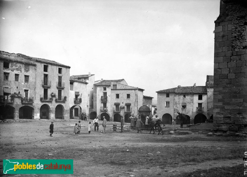 Prades - Plaça Major (Foto: <i>Ferran Damians -Arxiu Fotogràfic Centre Excursionista de Catalunya-</i>, 1890-1900) Prades - Plaça Major