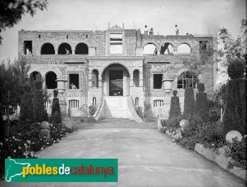 Sant Feliu de Llobregat - Torre Pins d'Or, en construcció (Foto: Carles Fargas -Arxiu Fotogràfic Centre Excursionista de Catalunya-, 1932) Sant Feliu de Llobregat - Torre Pins d'Or, en construcció