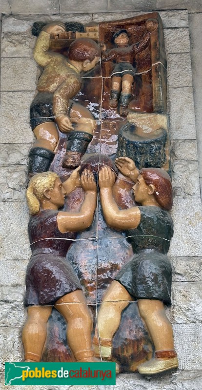 Girona - Bloc d'habitatges La Caixa. Relleu ceràmic