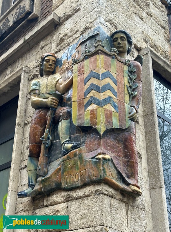 Girona - Bloc d'habitatges La Caixa. Relleu ceràmic