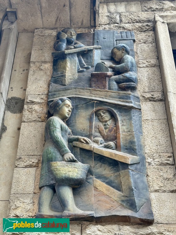 Girona - Bloc d'habitatges La Caixa. Relleu ceràmic