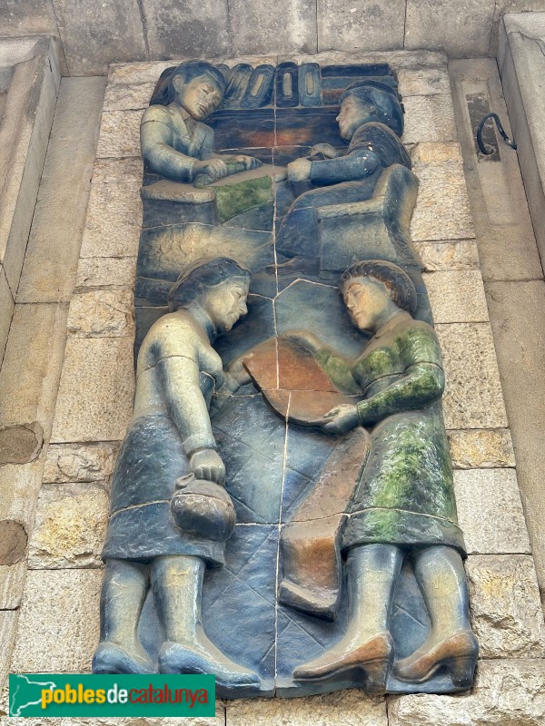 Girona - Bloc d'habitatges La Caixa. Relleu ceràmic