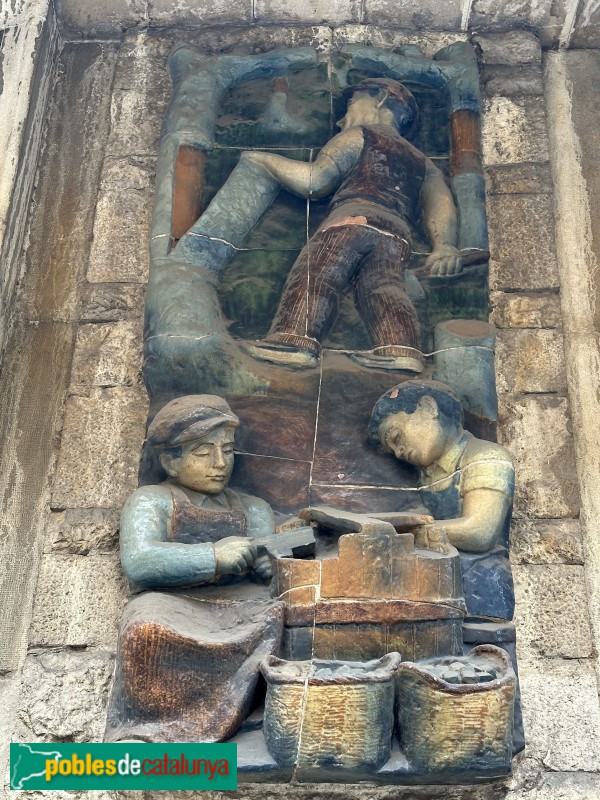 Girona - Bloc d'habitatges La Caixa. Relleu ceràmic