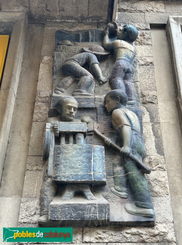 Girona - Bloc d'habitatges La Caixa. Relleu ceràmic