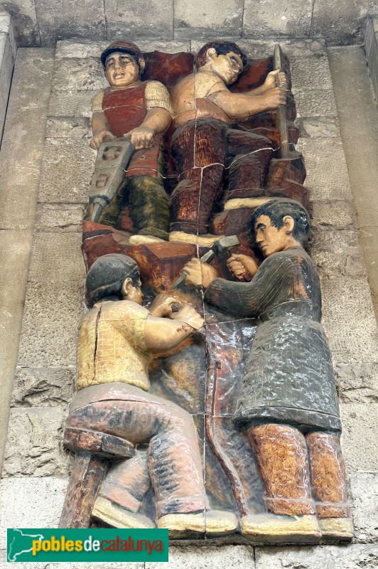 Girona - Bloc d'habitatges La Caixa. Relleu ceràmic