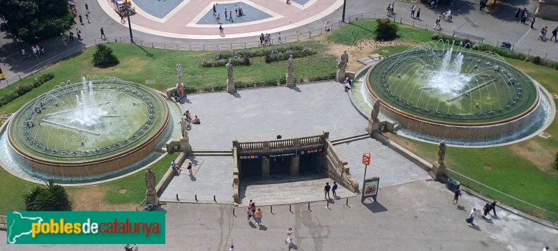 Barcelona - Plaça Catalunya. Les estàtues de pedra (Foto: Sergi Suárez, 2025) Barcelona - Plaça Catalunya. Les estàtues de pedra