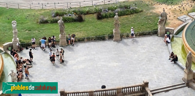 Barcelona - Plaça Catalunya. Les estàtues de pedra (Foto: Sergi Suárez, 2025) Barcelona - Plaça Catalunya. Les estàtues de pedra