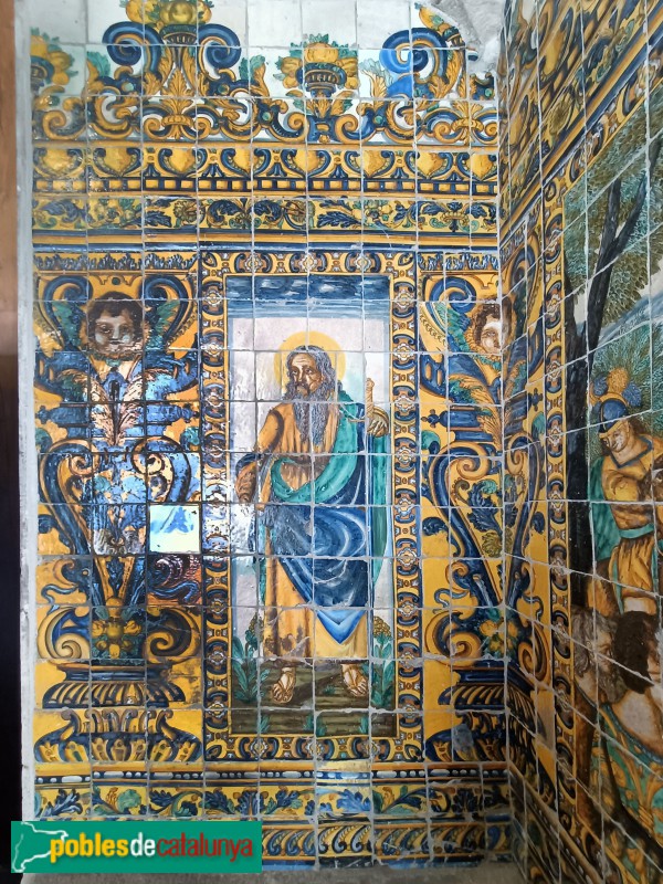 Barcelona - Casa de Convalescència. Arrambadors ceràmics Imatge de sant Pau