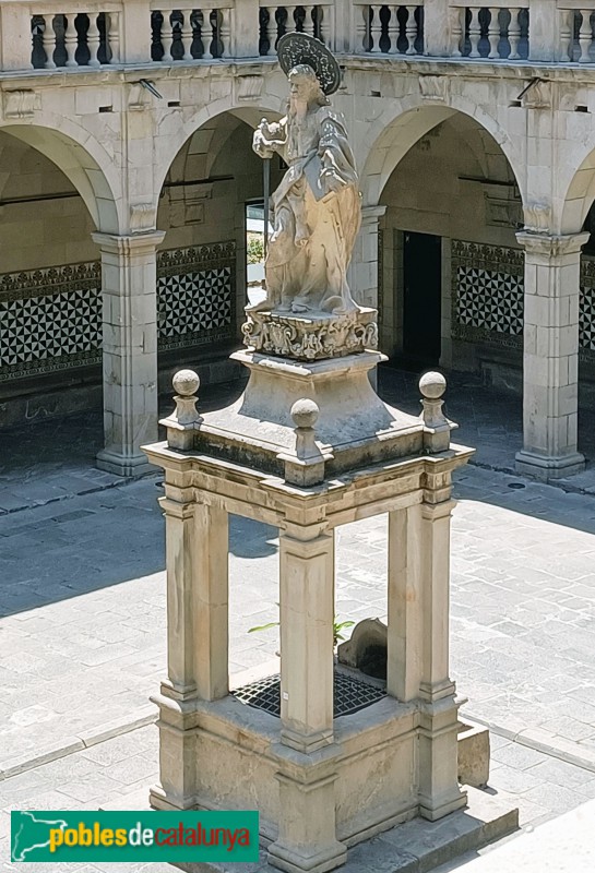 Barcelona - Casa de Convalescència. Escultura de Sant Pau