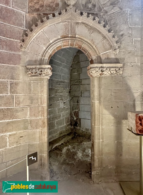 Lleida - Seu Vella. Capella dels Requesens. porta d'accés a la cripta (Foto: Albert Esteves, 2025) Lleida - Seu Vella. Capella dels Requesens. porta d'accés a la cripta
