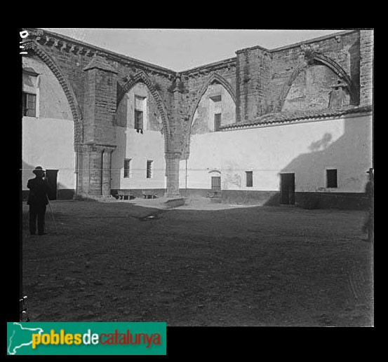 Lleida - Seu Vella. Claustre (Foto: Juli Vintró -Arxiu Fotogràfic Centre Excursionista de Catalunya-, c.1910) Lleida - Seu Vella. Claustre