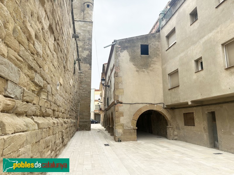 Linyola - Porxos de la plaça de l'Església (Foto: Albert Esteves, 2025) Linyola - Porxos de la plaça de l'Església