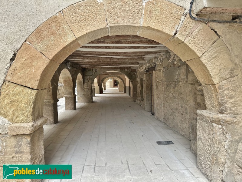 Linyola - Porxos de la plaça de l'Església (Foto: Albert Esteves, 2025) Linyola - Porxos de la plaça de l'Església