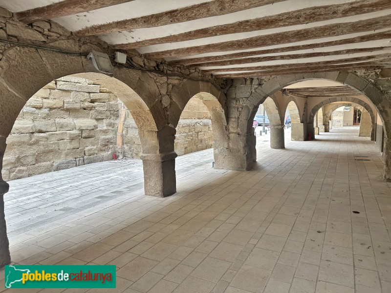 Linyola - Porxos de la plaça de l'Església (Foto: Albert Esteves, 2025) Linyola - Porxos de la plaça de l'Església