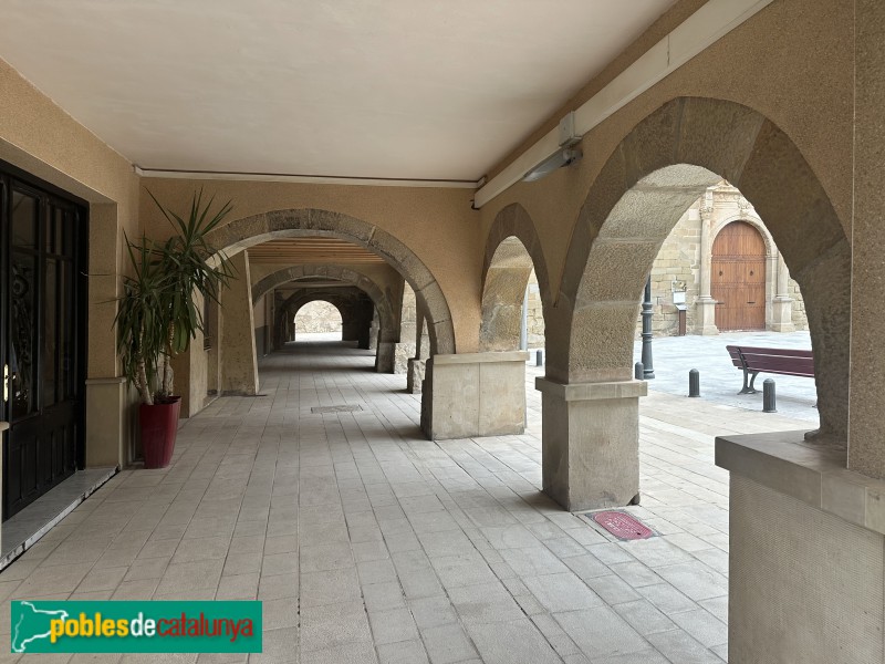 Linyola - Porxos de la plaça de l'Església (Foto: Albert Esteves, 2025) Linyola - Porxos de la plaça de l'Església