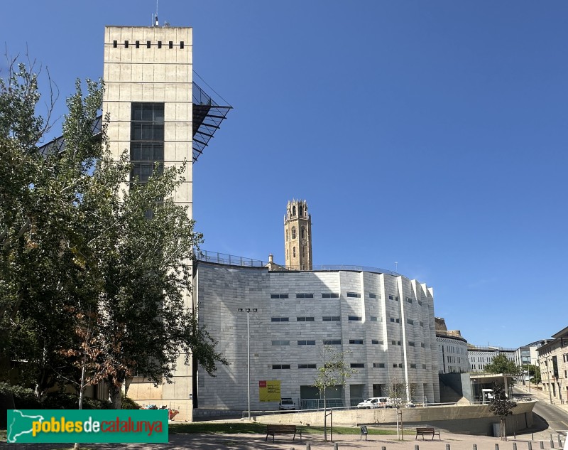 Lleida - Edifici dels Jutjats i torre de telecomunicacions (Foto: Albert Esteves, 2025) Lleida - Edifici dels Jutjats i torre de telecomunicacions