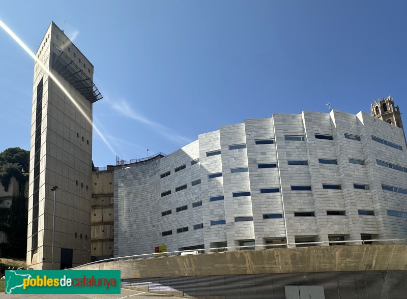 Lleida - Edifici dels Jutjats i torre de telecomunicacions (Foto: Albert Esteves, 2025) Lleida - Edifici dels Jutjats i torre de telecomunicacions