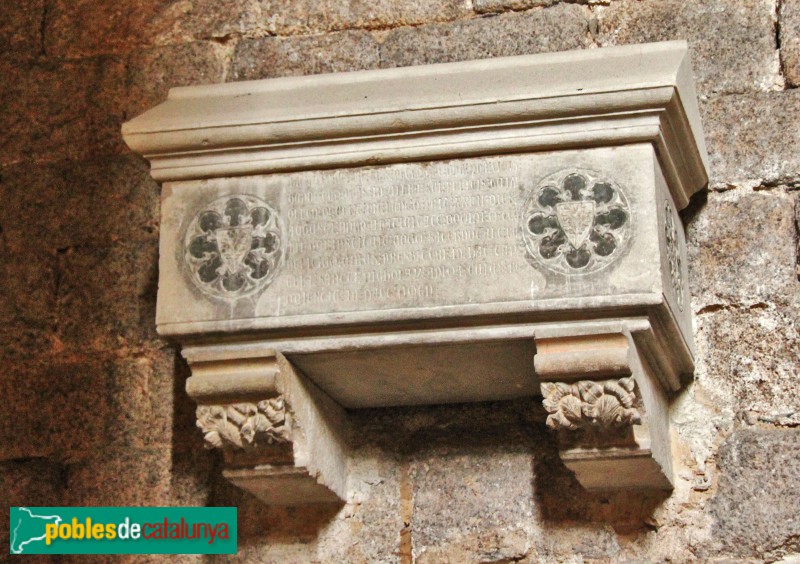Sant Feliu de Guíxols - Monestir. Sarcòfag de Pere Desvern, 1352 (Foto: Albert Esteves, 2012) Sant Feliu de Guíxols - Monestir. Sarcòfag de Pere Desvern, 1352
