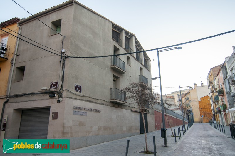 Lleida - Dipòsit del Pla de l'Aigua. Edifici d'accés (Foto: Ecogeo -calaix.gencat.cat-, 2021) Lleida - Dipòsit del Pla de l'Aigua. Edifici d'accés
