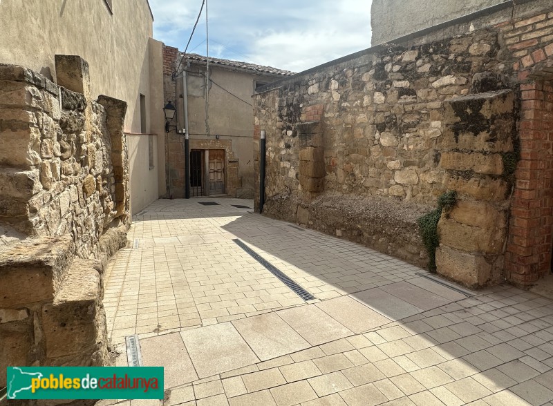 Artesa de Lleida - Carrer de la Vileta. Arrencada dels arcs d'una de les portes del nucli