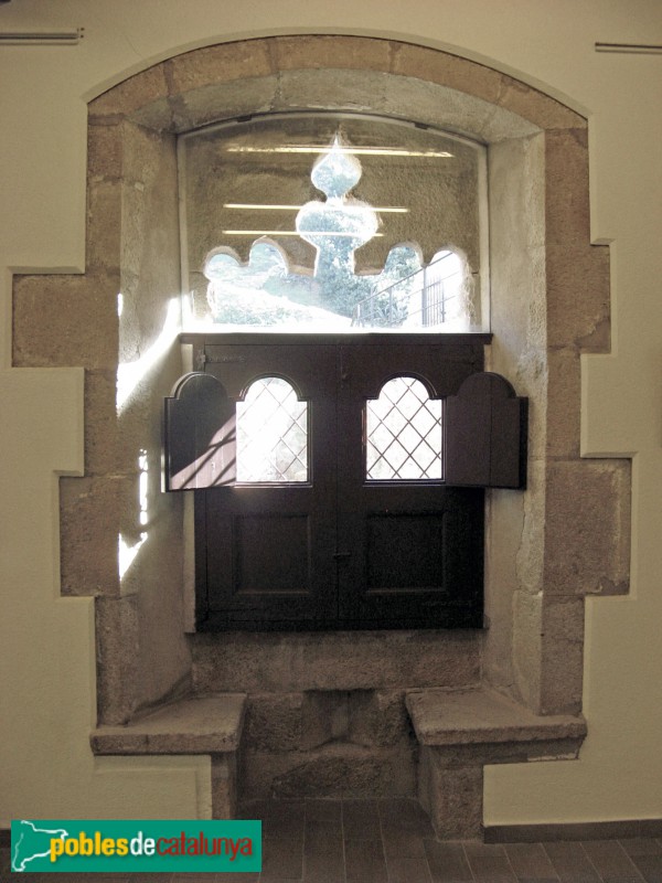 Tossa de Mar - Casa del Batlle de Sac. Finestra amb festejadors