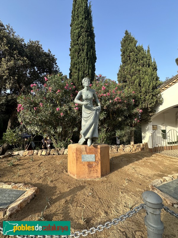 Lloret de Mar - Monument <i>A l'obrera de Santa Cristina</i>