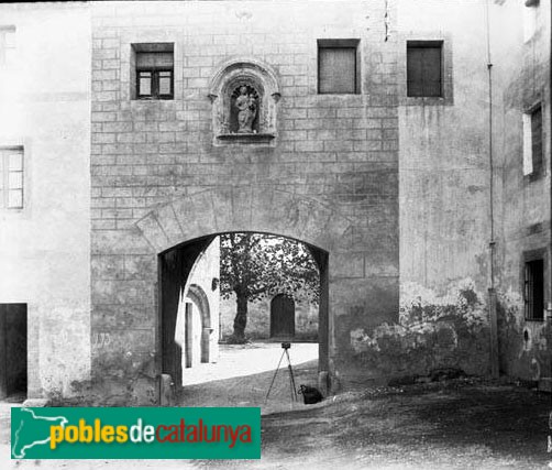 Monestir de Poblet - Porta de l'Abat Lerín (Foto: Albert Oliveras -Arxiu Centre Excursionista de Catalunya-, 1924) Monestir de Poblet - Porta de l'Abat Lerín