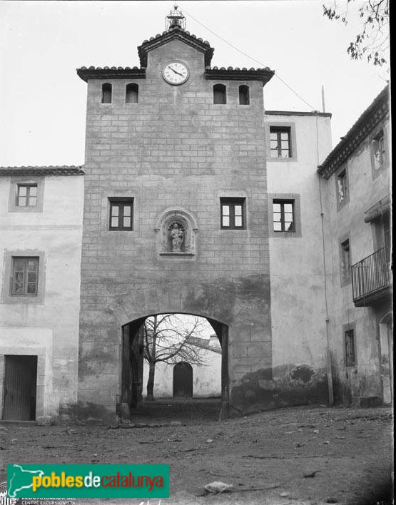 Monestir de Poblet - Porta de l'Abat Lerín (Foto: Josep Massot-Arxiu Centre Excursionista de Catalunya-, c.1909) Monestir de Poblet - Porta de l'Abat Lerín