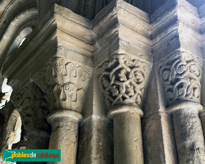 Monestir de Poblet - Capitells del claustre (Foto: Albert Esteves, 2025) Monestir de Poblet - Capitells del claustre